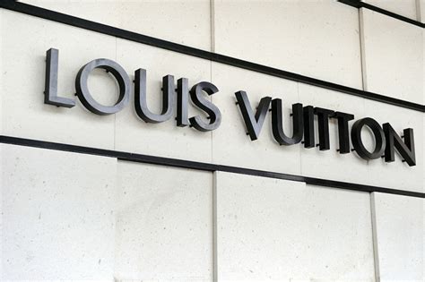 qui est le propriétaire de louis vuitton|LVMH : signification, origine et liste des marques .